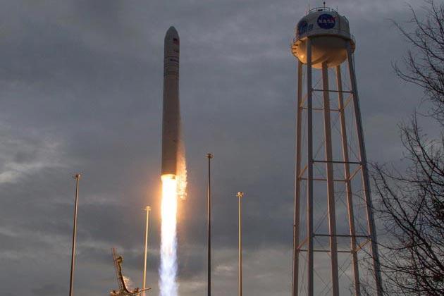 Запуск космической ракеты Antares со спутником Asgardia-1 на борту. Фото: НАСА