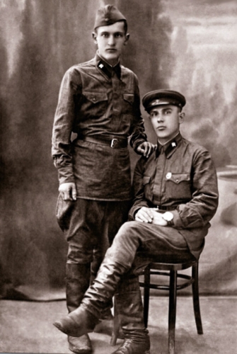 Дед И. Р. Ашурбейли – Артавазд Каприелов (слева), боец Красной Армии, погиб в 1941 году