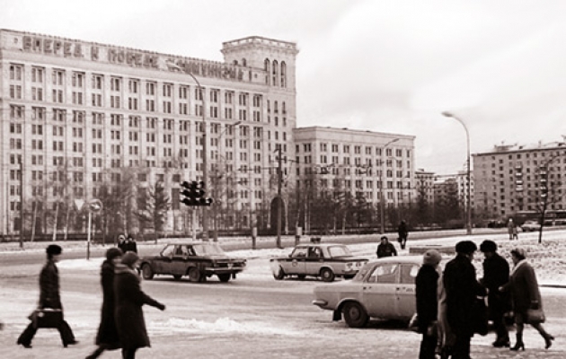 Перед главным корпусом НПО «Алмаз» на Ленинградском проспекте, где в 1991 году на первом этаже разместилось акционерное общество «Международная биржа информации и телекоммуникаций» – «МБИТ», созданное И. Р. Ашурбейли при участии Павла Фишера Перед главным корпусом НПО «Алмаз» на Ленинградском проспекте, где в 1991 году на первом этаже разместилось акционерное общество «Международная биржа информации и телекоммуникаций» – «МБИТ», созданное И. Р. Ашурбейли при участии Павла Фишера