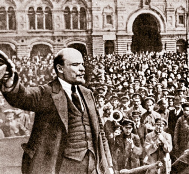 Председатель Совета Народных Комиссаров РСФСР В. И. Ленин выступает перед солдатами. 1918 год