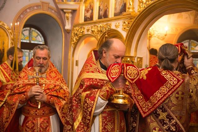 Божественная литургия в храме Святой Елисаветы в Покровском-Стрешневе