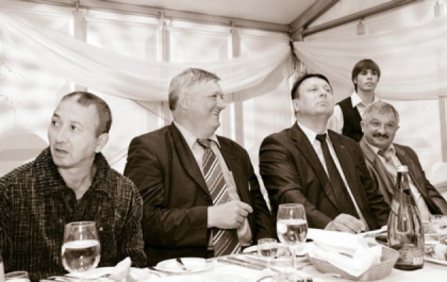 В день рождения И. Р. Ашурбейли за праздничным столом (слева направо): мастер Ли, Сергей Лаптев, Олег Лавричев, Александр Мороз. Сентябрь 2009 года