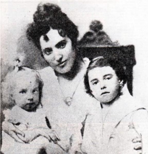 Княгиня Екатерина Мещерская (старшая) с детьми Катей и Вячеславом