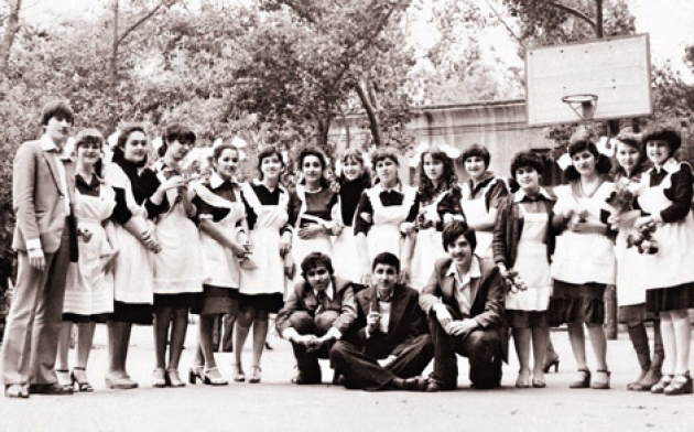 В 1980 году Игорь Ашурбейли (слева) закончил школу с золотой медалью. На Доску Почёта специальной школы №27 было занесено и его имя – единственное из выпуска 1980 года