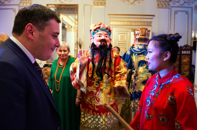 Александр Хинштейн принял участие в карнавальном китайском ритуале проводов года Лошади и встречи года Козы
