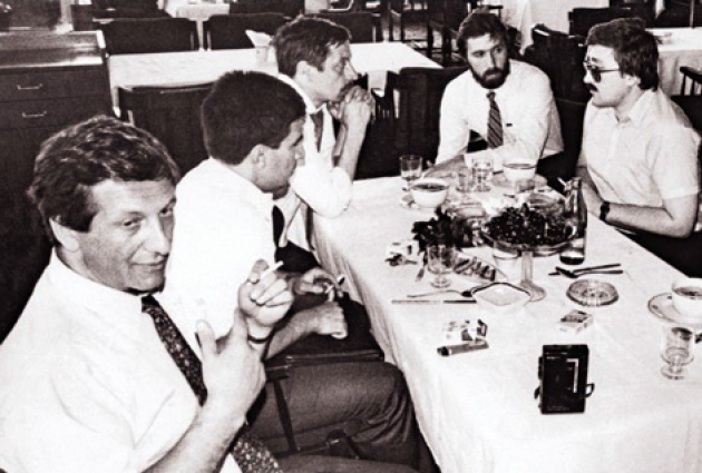 Во время обсуждения биржевых вопросов в бакинском ресторане. Слева – Константин Боровой, второй справа – Игорь Ашурбейли. Баку, июнь 1991 года