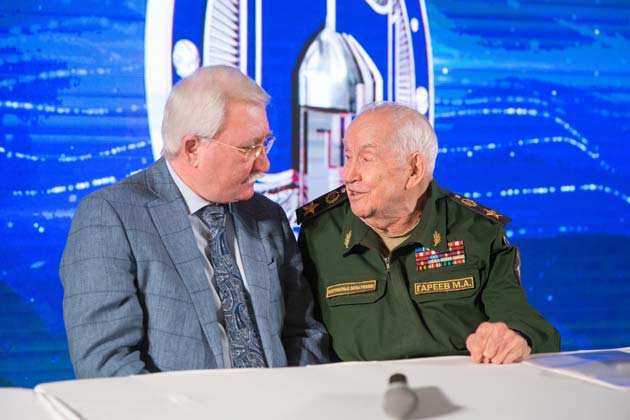 С Махмутом Гареевым на вручении Всероссийской литературной премии «Щит и Меч Отечества», 2017 год С Махмутом Гареевым на вручении Всероссийской литературной премии «Щит и Меч Отечества», 2017 год