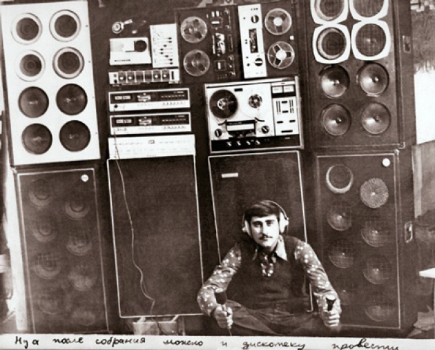 Игорь Ашурбейли – не только бригадир, но и ди-джей, или, как тогда говорили, диск-жокей, студенческого стройотряда АзИНЕФТЕХИМа в городе Гагарине. 1982 год