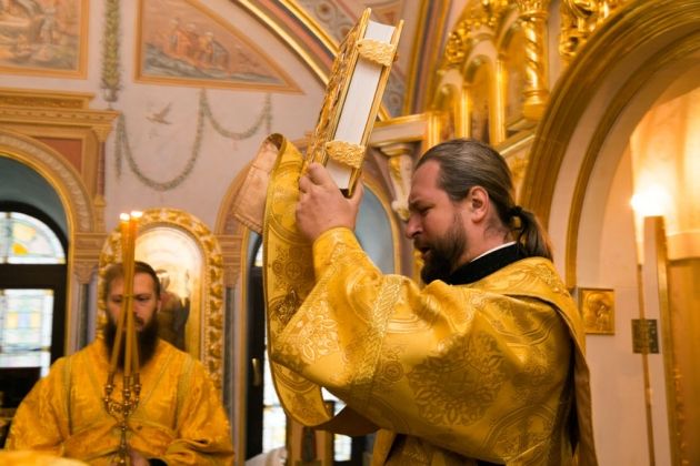 Божественная Литургия в храме  Святой Елисаветы в Покровском-Стрешневе