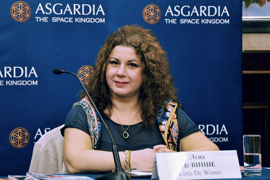 Лена Де Винне на пресс-конференции, посвящённой Асгардии, 2017 год