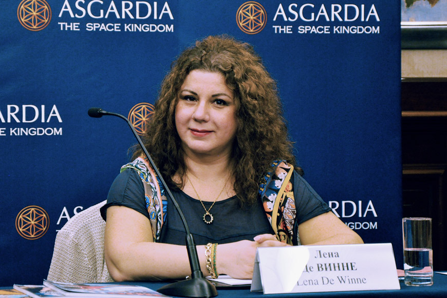 Лена де Винне на пресс-конференции, посвященной году становления Асгардии. Октябрь 2017 год