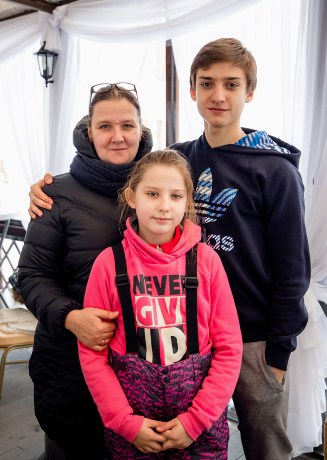 Наталья Корсак с детьми на празднике в Покровском-Стрешневе