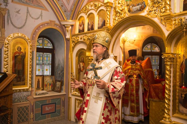 Божественную литургию в храме праздничным утром отслужил митрополит Рязанский и Михайловский Марк