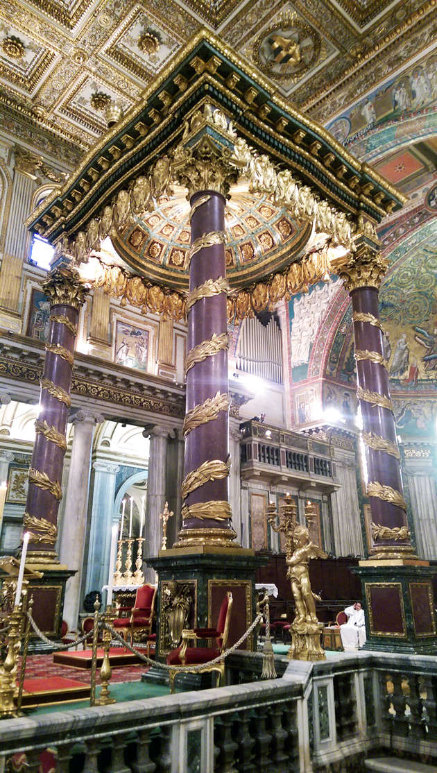 Сень над мощами святого Петра в Соборе Ватикана
