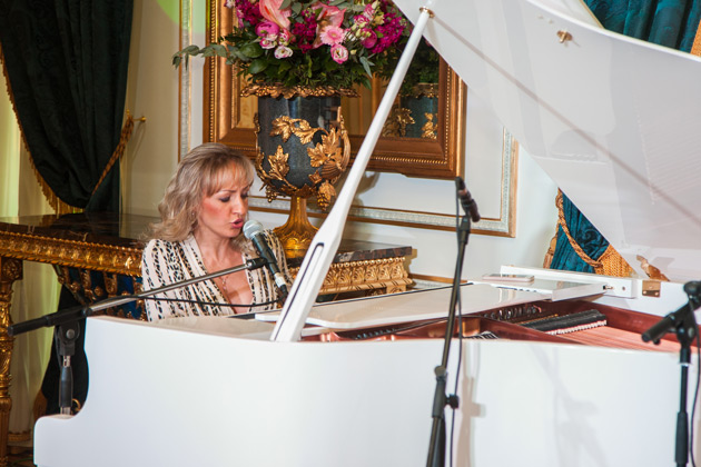За роялем - пианистка и певица Наталья Смирнова-Бутман