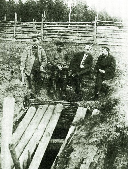 Наземный вид шахты недалеко от Алапаевска, куда были сброшены тела великих князей, 1918 год. Фото: wikipedia.org