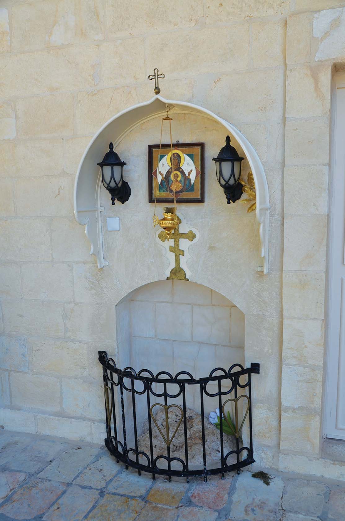 Место, на котором, согласно преданию, стояла Божия Матерь во время Вознесения её сына – Иисуса Христа (вид снаружи храма)