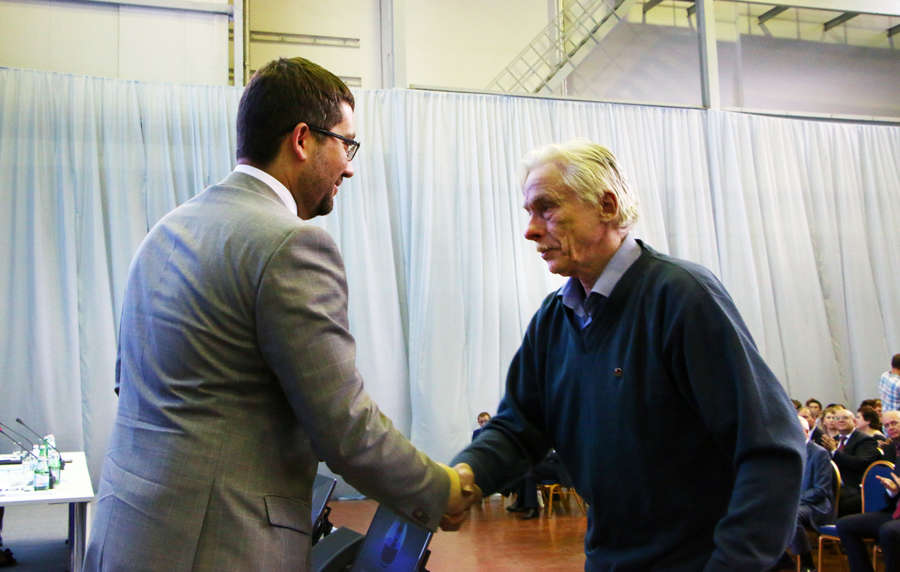 Генеральный директор «Социум-А» Р. Ашурбейли награждает ветеранов холдинга