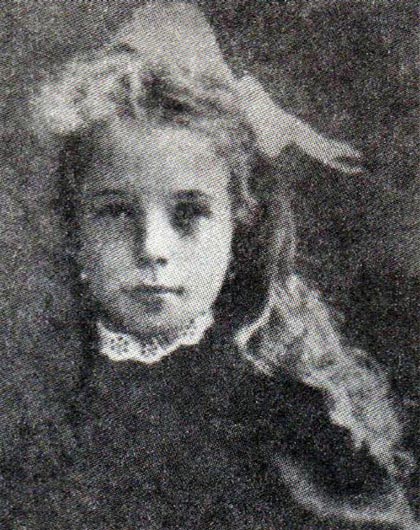 Екатерина Мещерская (младшая) перед поступлением в Дворянский институт, 1914 год. Сегодня Екатерина Александровна вспоминает тот период с грустной улыбкой