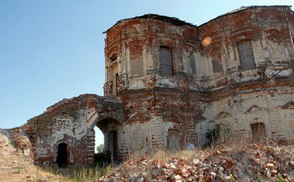 Настоящее села Хирино олицетворял собою стоявший в руинах Предтеченский храм
