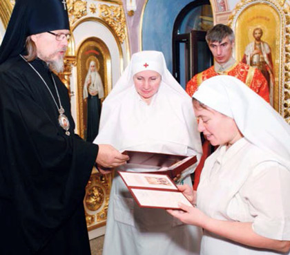 Владыка Марк вручил 17 сестёрам милосердия дипломы об окончании курсов Сестричества