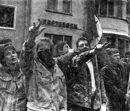 А вот неонацисты из различных слоев немецкой молодежи, иные — и из бывшей ГДР, на "Ремингтон” Шикльгрубера скинулись бы и сохранили ее.Может быть, она им и досталась?