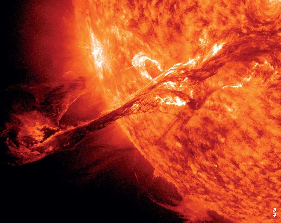 Длинный протуберанец на Солнце 31 августа 2012 года. Изображение получено в обсерватории динамики Солнца (SDO) Национального управления по аэронавтике и исследованию космического пространства