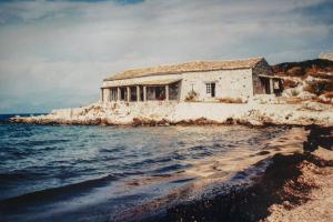 Одна из вилл «Социума» на побережье Ионического моря. Постройка 19 века на острове Корфу