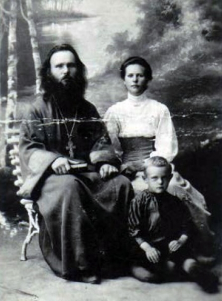 Священник И. Г. Сноведский с женой и сыном