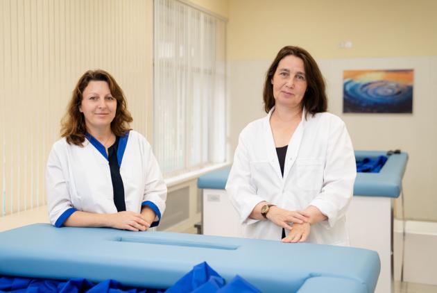 Елена Томиловская, заведующая отделом сенсорно-моторной физиологии и профилактики ИМБП РАН и Галина Васильева, заведующая лабораторией исследования костных и метаболических эффектов микрогравитации ИМБП РАН. В кабинете сухой иммерсии. Октябрь 2025 года