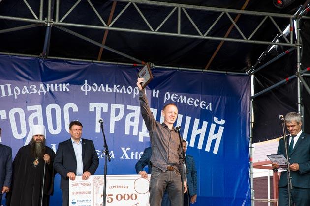 Леонид Хазов, резчик по дереву, получает грант конкурса фестиваля «Голос традиций» (75 тысяч рублей)