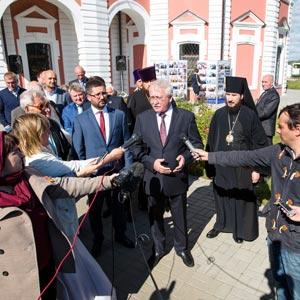 Игорь Ашурбейли дает интервью СМИ на праздновании Дня села Хирино