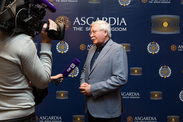 Игорь Ашурбейли дает интервью на пресс-конференции, посвященной году становления Асгардии