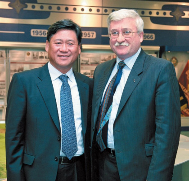 Президент компании Samsung Thales Парк Тэ Джин и И. Р. Ашурбейли в музее НПО «Алмаз». Декабрь 2006 года