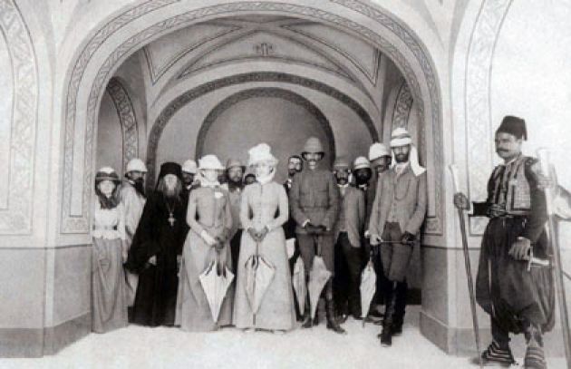 Великие князья Сергий Александрович, Павел Александрович и Великая княгиня Елизавета Фёдоровна во время паломничества в Иерусалим в 1888 году. Автор фото: монах Тимон Великие князья Сергий Александрович, Павел Александрович и Великая княгиня Елизавета Фёдоровна во время паломничества в Иерусалим в 1888 году. Автор фото: монах Тимон