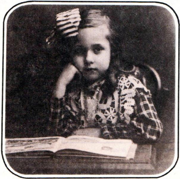 Людмила Васильевна Виноградова (Лютик). 1915 год Людмила Васильевна Виноградова (Лютик). 1915 год