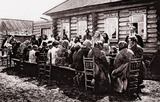 Крестьянские семьи за общим столом на Пасху
