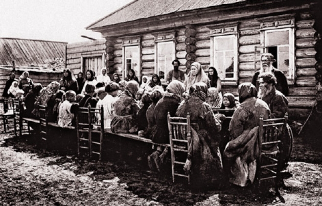 Крестьянские семьи за общим столом на Пасху Крестьянские семьи за общим столом на Пасху