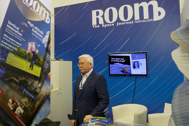Игорь Ашурбейли – главный редактор и издатель международного космического журнала ROOM во время работы на стенде издания на выставке Paris Air Show