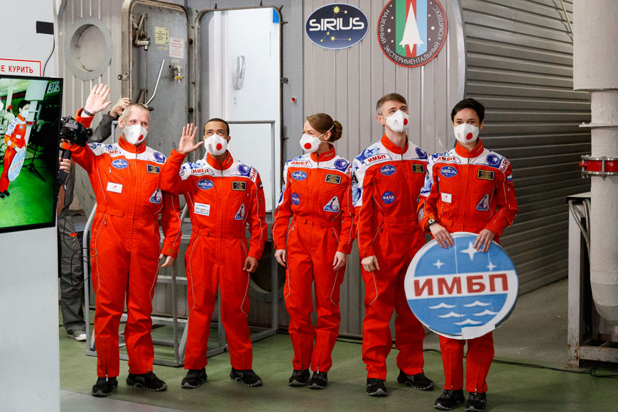 Экипаж SIRIUS-21 возле гермоблока, в котором провёл 240 суток Экипаж SIRIUS-21 возле гермоблока, в котором провёл 240 суток