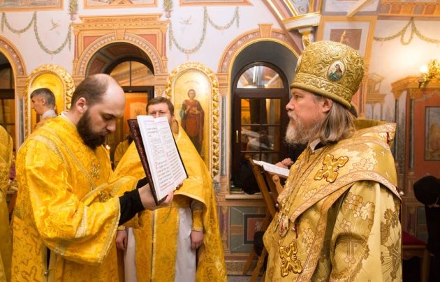 Митрополит Рязанский и Михайловский Марк служит Божественную литургию