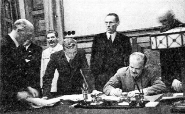 При подписании «пакта Риббентропа – Молотова» две разновидности тоталитаризма пользовались одними чернилами