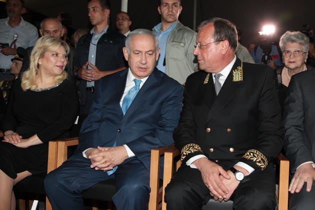 Премьер-министр Израиля Биньямин Нетаньяху с супругой и посол России в Израиле Анатолий Викторов