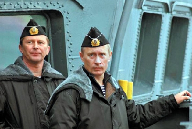 Президент России В. В. Путин и министр обороны С. Б. Иванов. 2001 год