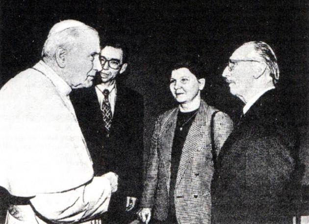 Иоанн Павел II беседует с членами делегации деятелей культуры России. Крайний справа - писатель Лоллий Замойский Иоанн Павел II беседует с членами делегации деятелей культуры России. Крайний справа - писатель Лоллий Замойский