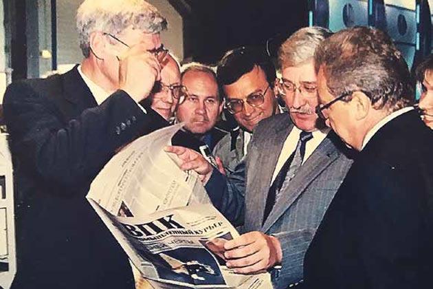 15 лет успешной работы на переднем крае – лучшее свидетельство того, насколько стратегически верной была инициатива Игоря Ашурбейли создать еженедельник, выражающий интересы Вооружённых Сил и оборонно-промышленного комплекса 15 лет успешной работы на переднем крае – лучшее свидетельство того, насколько стратегически верной была инициатива Игоря Ашурбейли создать еженедельник, выражающий интересы Вооружённых Сил и оборонно-промышленного комплекса