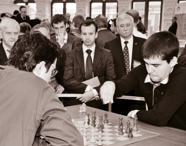 Москва, 16 ноября 2010 года. И. Р. Ашурбейли на шахматном чемпионате мира по блицу. Играют Владимир Крамник и Ян Непомнящий Москва, 16 ноября 2010 года. И. Р. Ашурбейли на шахматном чемпионате мира по блицу. Играют Владимир Крамник и Ян Непомнящий