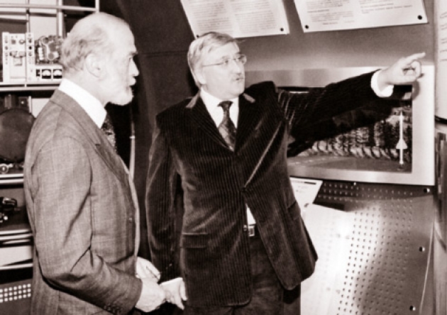 Генеральный директор ОАО «НПО «Алмаз» И. Р. Ашурбейли проводит экскурсию по созданному им музею предприятия для Его Королевского Высочества принца Майкла Кентского. 16 декабря 2003 года