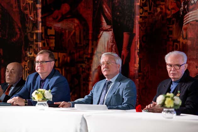 Сергей Степашин, Игорь Ашурбейли, Валерий Ганичев в президиуме – на торжественном вручении премии «Щит и Меч Отечества». Автор фото: Александр Омельянчук Сергей Степашин, Игорь Ашурбейли, Валерий Ганичев в президиуме – на торжественном вручении премии «Щит и Меч Отечества». Автор фото: Александр Омельянчук