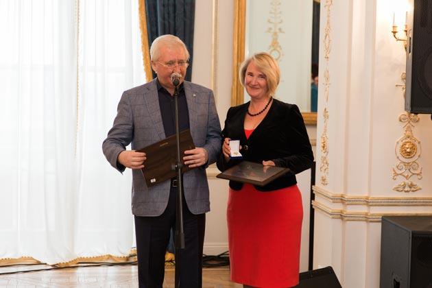 Игорь Ашурбейли вручил памятную доску за работу в холдинге более 25 лет Елене Щербаковой